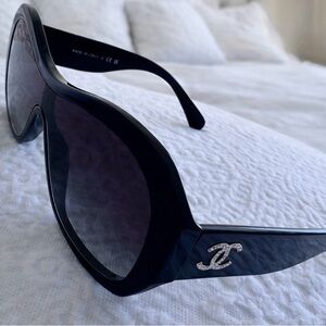 CHANEL Elegant Black Sunglasses with Silver Accent